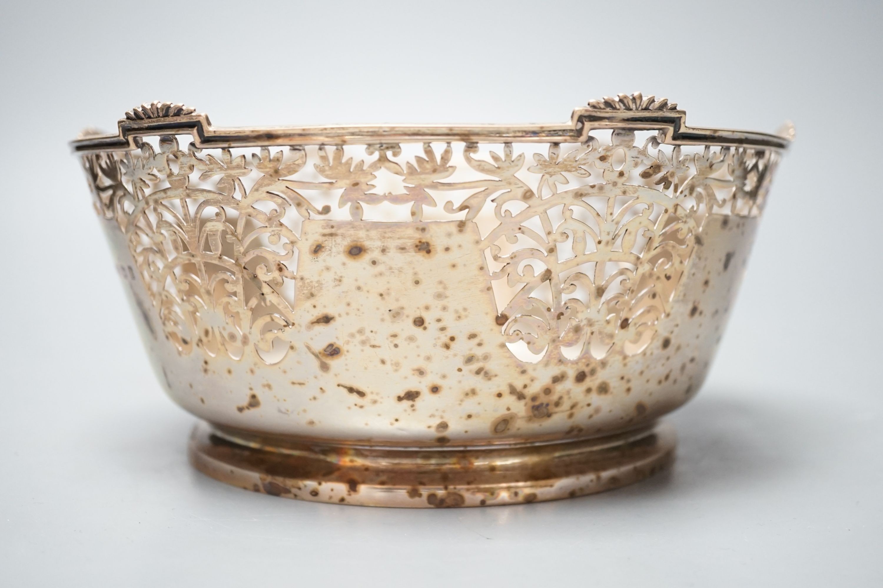 A George V pierced silver fruit bowl, Mappin & Webb, Birmingham, 1929, 21.3cm, 17.5oz.